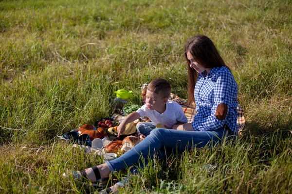 Mutter und kleiner Sohn essen bei Picknick-Naturausflug — Stockfoto