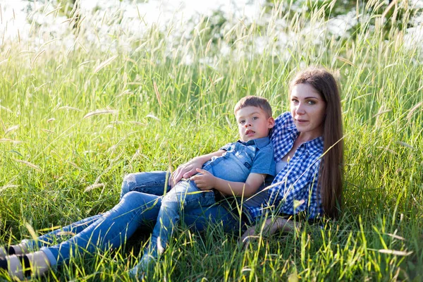 Retrato de una hermosa madre con un hijo pequeño al aire libre de viaje — Foto de Stock