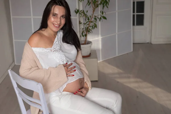 美丽的孕妇的画像在分娩前家庭 — 图库照片
