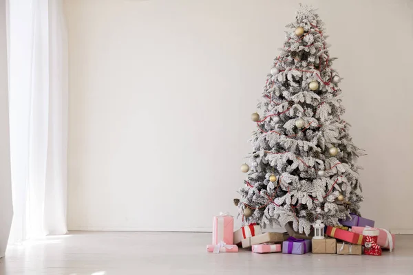 Χριστούγεννα Πρωτοχρονιά εγχώριων ντεκόρ με Χριστουγεννιάτικο δέντρο — Φωτογραφία Αρχείου