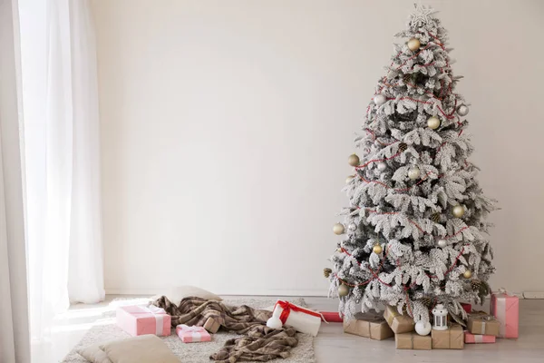 Karácsonyi lakberendezés új évben karácsonyfa — Stock Fotó