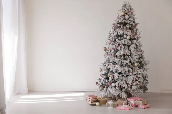 Nieuwjaar met kerstboom en cadeautjes Christmas Decor winter — Stockfoto