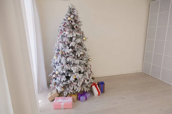 Νέο έτος με δώρα Χριστουγεννιάτικο ντεκόρ και χριστουγεννιάτικο δέντρο Χειμώνας — Φωτογραφία Αρχείου