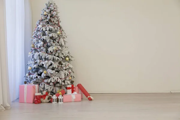 Új év, a karácsonyfa és az ajándékok karácsonyi dekoráció téli — Stock Fotó