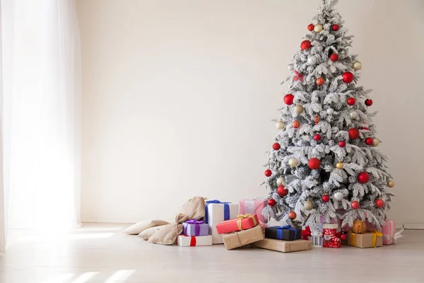 Χριστουγεννιάτικο δέντρο διακόσμηση δώρα νέο έτος διακοπές χειμώνα παλιάς χρονολογίας — Φωτογραφία Αρχείου