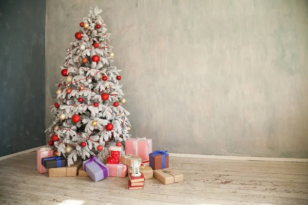 Árbol de Navidad decoración regalos año nuevo vacaciones invierno vendimia —  Fotos de Stock