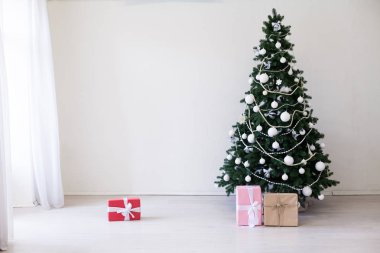 Oyuncaklar yeni yıl kış hediyeler dekor ile yeşil Noel ağacı