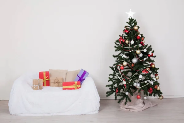 Zielony Boże Narodzenie drzewo sofa nowego roku Zimowe prezenty wystrój — Zdjęcie stockowe