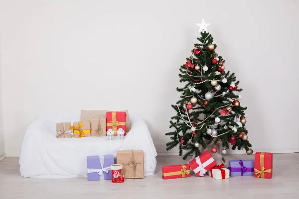 Canapé arbre de Noël vert nouvelle décoration de cadeaux d'hiver année — Photo