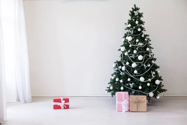Zelený vánoční strom s hračky novoroční zimní dárků dekor — Stock fotografie