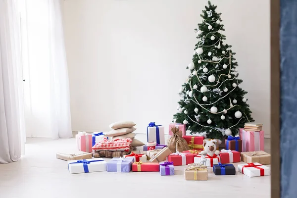 Albero di Natale verde con giocattoli bianchi nuovo anno decorazioni regali invernali — Foto Stock