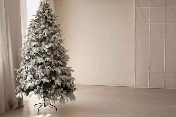 Χριστουγεννιάτικο δέντρο λευκό δωμάτιο με κόκκινο παιχνίδια νέο έτος χειμώνα δώρα διακόσμηση — Φωτογραφία Αρχείου