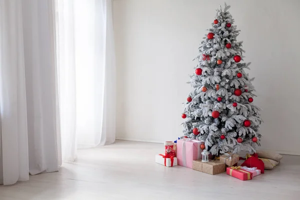 Новорічна ялинка з червоними іграшками новорічні зимові подарунки — стокове фото