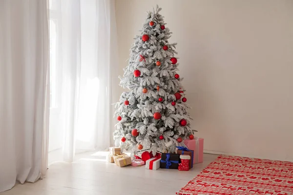 Árbol de Navidad con juguetes rojos regalos de invierno de año nuevo — Foto de Stock