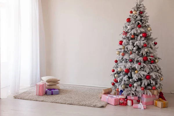 Árvore de Natal com brinquedos vermelhos presentes de inverno ano novo — Fotografia de Stock