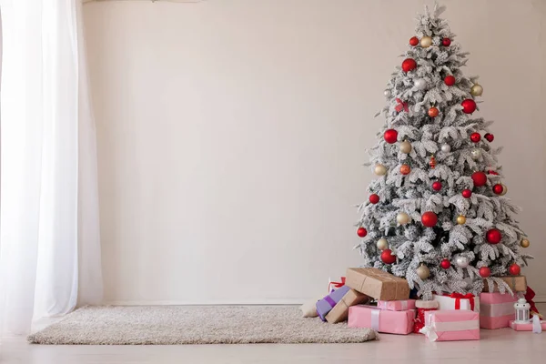 Weihnachtsbaum mit rotem Spielzeug Neujahr Wintergeschenke — Stockfoto