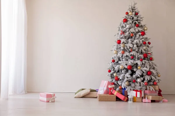 Árvore Natal Com Brinquedos Vermelhos Ano Novo Inverno — Fotografia de Stock