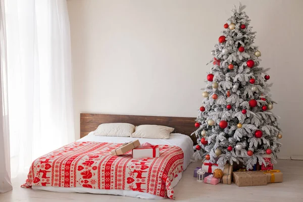 Árbol de Navidad blanco con juguetes dormitorio rojo año nuevo regalos decoración —  Fotos de Stock