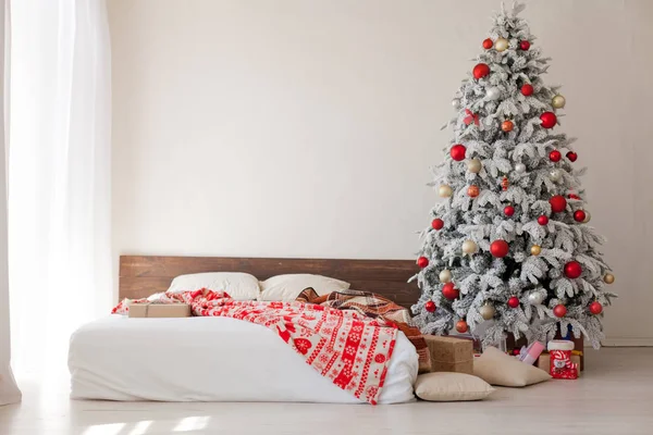 Árbol de Navidad blanco con juguetes dormitorio rojo año nuevo regalos decoración —  Fotos de Stock