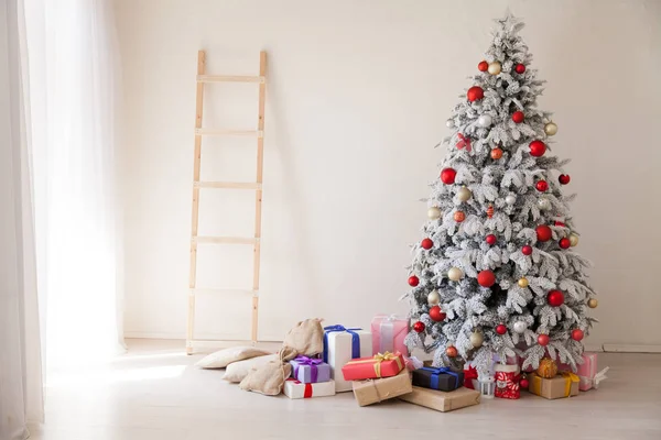 Bílý vánoční stromeček s červeným hračky novoroční zimní dárků dekor — Stock fotografie