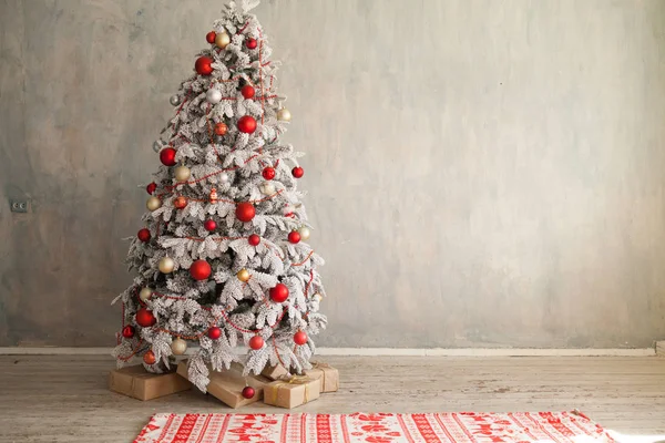 Sapin de Noël blanc avec des jouets rouges nouvelle décoration de cadeaux d'hiver année — Photo