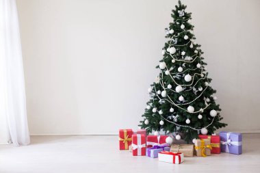 Oyuncaklar yeni yıl kış hediyeler dekor ile yeşil Noel ağacı