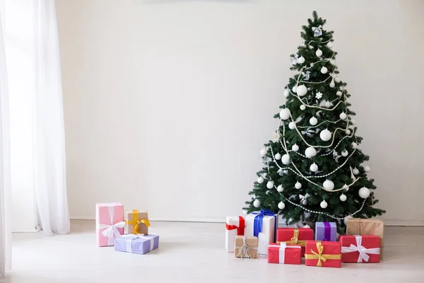 Albero di Natale verde con giocattoli nuovo anno decorazioni regali invernali — Foto Stock