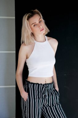 Güzel moda kadın Sarışınlar çizgili pantolonlu portresi