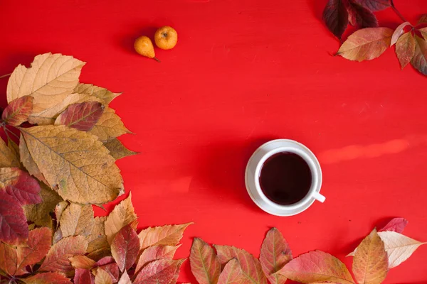 Jesień żółty i czerwony pozostawia drewniane tła filiżankę gorącej kawy — Zdjęcie stockowe