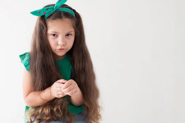 Ritratto di bambina vestita di verde Mela — Foto Stock