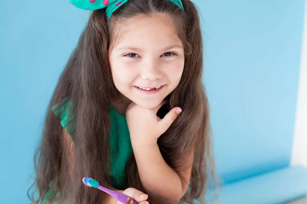 Dente bambina con un dente spazzolino da denti — Foto Stock