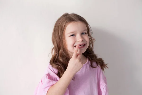 Mała dziewczynka czyści zęby szczoteczka dent ładne — Zdjęcie stockowe