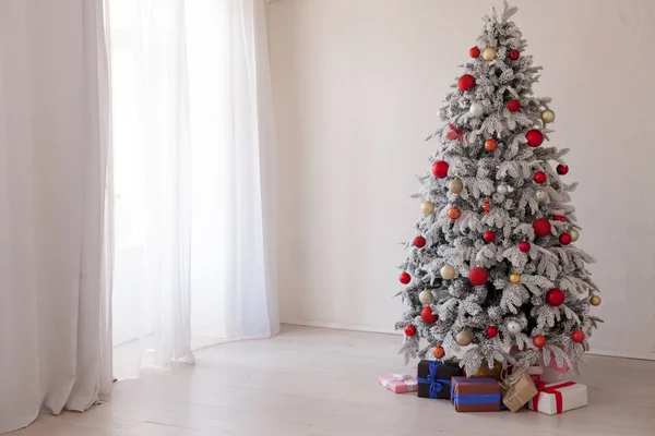 Vánoční dárky novoroční svátky vánoční stromeček červená bílá — Stock fotografie