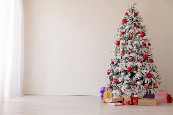Karácsonyi ajándékokat újévi ünnepek karácsonyfa piros, fehér — Stock Fotó