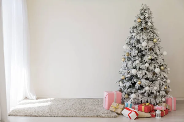 Julgran med presenter, lampor nyår sportlov — Stockfoto