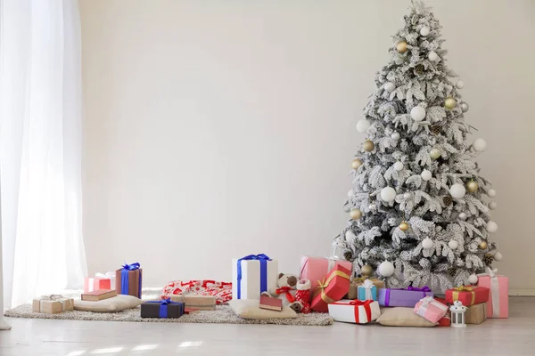 Χριστουγεννιάτικο δέντρο με δώρα, ανάβει το νέο έτος χειμερινές διακοπές — Φωτογραφία Αρχείου