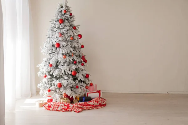 Weihnachtsgeschenke Neujahr Feiertage Weihnachtsbaum rot weiß — Stockfoto