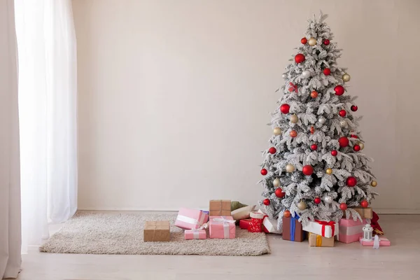 Navidad regalos vacaciones año nuevo árbol de Navidad rojo blanco —  Fotos de Stock