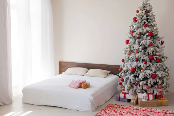 Slaapkamer Kerst presenteert nieuwe jaar vakantie boom — Stockfoto