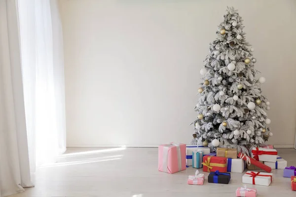 İle hediyeler, Noel ağacı ışıkları yeni yıl kış tatili — Stok fotoğraf