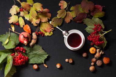 çilek meyve somun sonbahar arka plan sarı ve kırmızı yaprakları