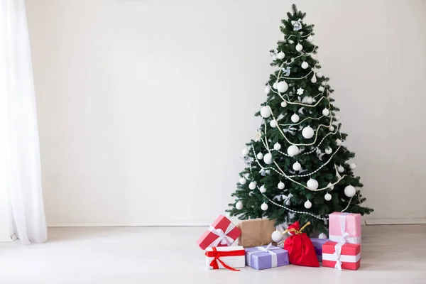 Verde albero di Natale regali di arredamento bianco nuove vacanze anno — Foto Stock