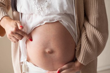 Güzel hamile kadın Doğum güzel önce göbek