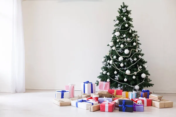 Verde albero di Natale regali di arredamento bianco nuove vacanze anno — Foto Stock