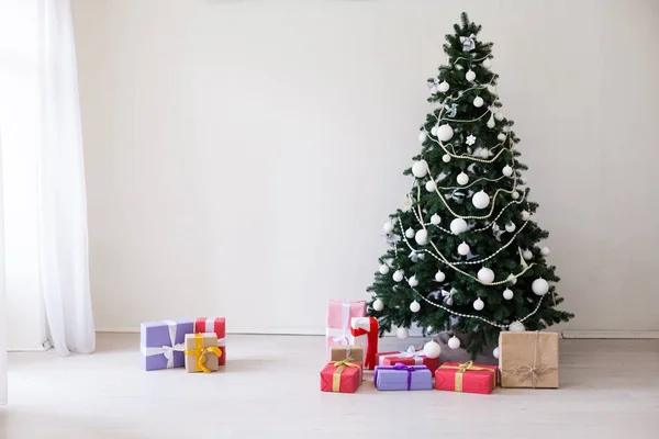 Verde albero di Natale regali di arredamento bianco nuove vacanze anno — Foto Stock