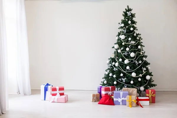 Verde albero di Natale regali di arredamento bianco nuove vacanze anno — Foto Stock