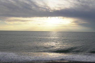 manzara akşam deniz ve gökyüzü bulutlu