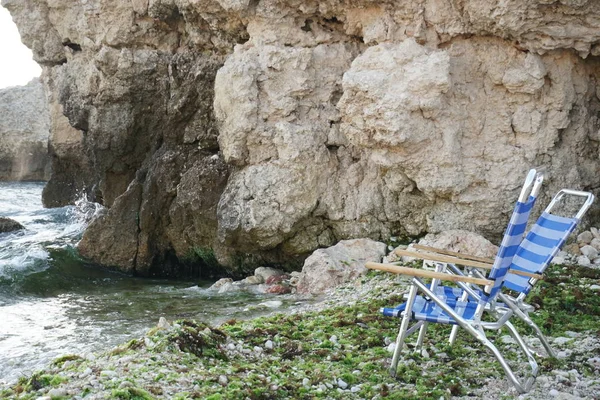 Taş deniz plaj güneşlenme için şezlong — Stok fotoğraf