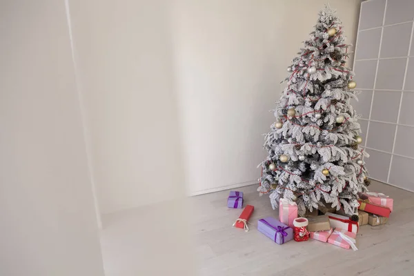 Újév és karácsonyfa ünnepek ajándékok — Stock Fotó