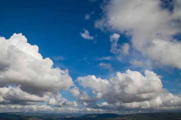 Lansekap langit cerah dengan awan hutan pegunungan — Stok Foto